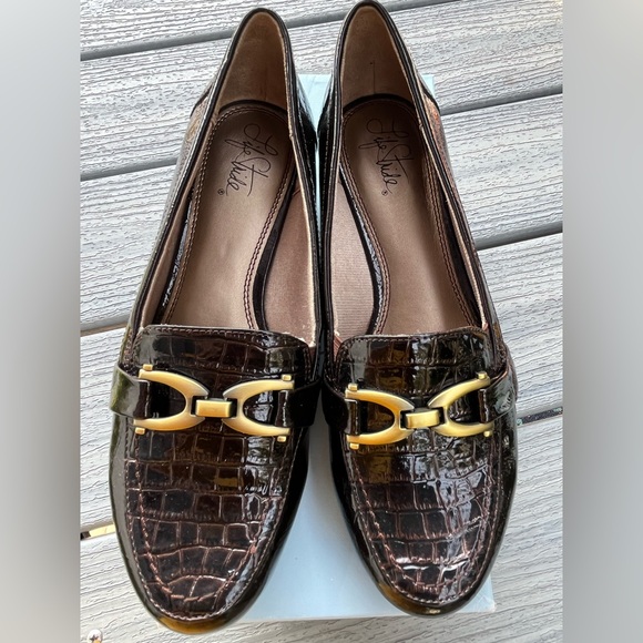 Life Stride  Dark Brown Croc-Embossed Loafers with Gold Detail Flat Size 8 M NWB - Picture 1 of 10